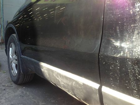 Дверь Honda CR-V после ремонта вмятин и локальной покраски царапин